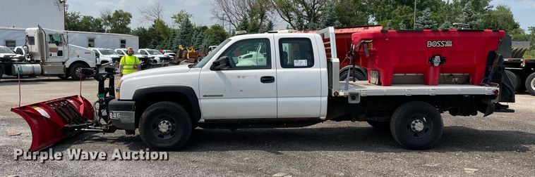 image for item DS8790 2004 Chevrolet Silverado 2500HD  Ext. Cab flatbed truck