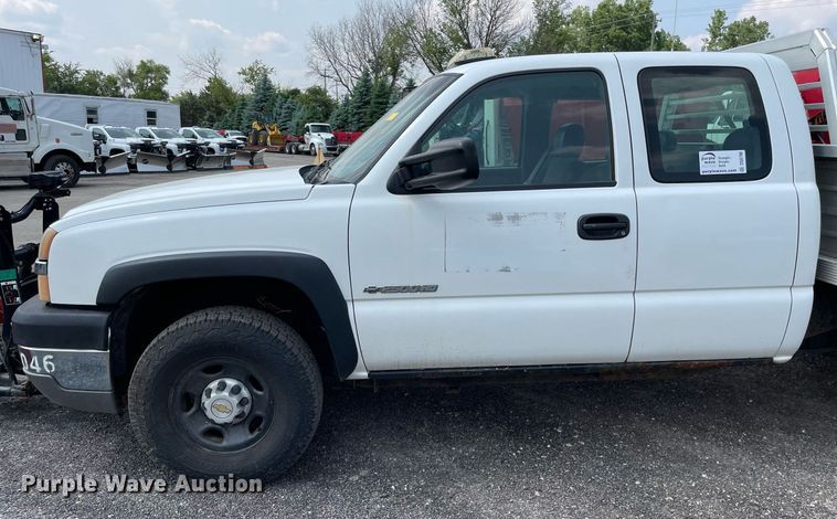 image for item DS8790 2004 Chevrolet Silverado 2500HD  Ext. Cab flatbed truck