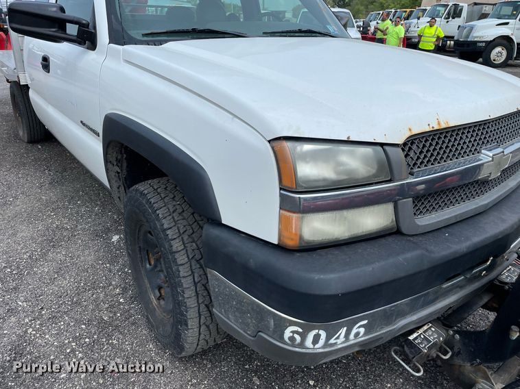 image for item DS8790 2004 Chevrolet Silverado 2500HD  Ext. Cab flatbed truck