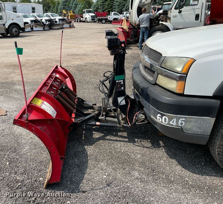 image for item DS8790 2004 Chevrolet Silverado 2500HD  Ext. Cab flatbed truck