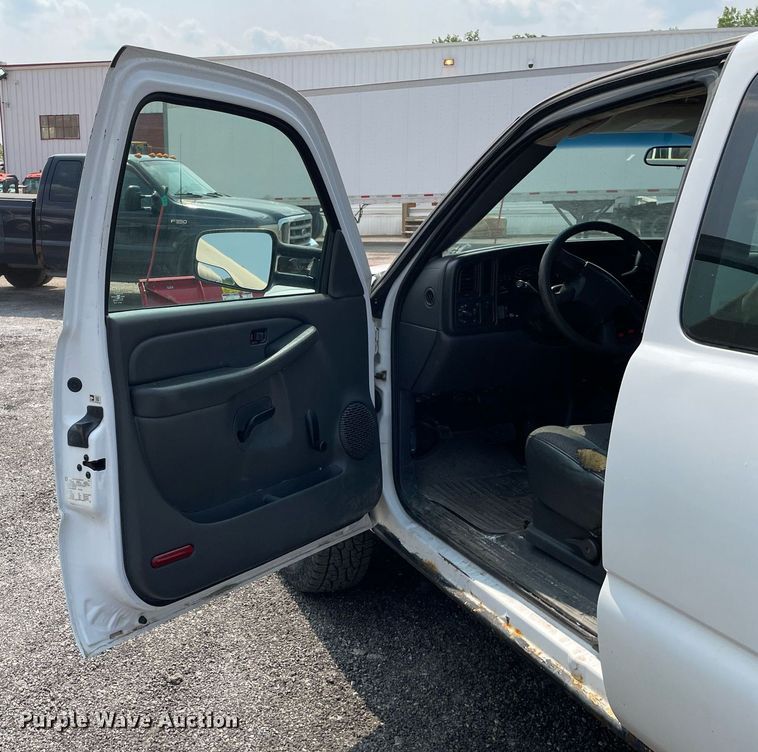 image for item DS8790 2004 Chevrolet Silverado 2500HD  Ext. Cab flatbed truck