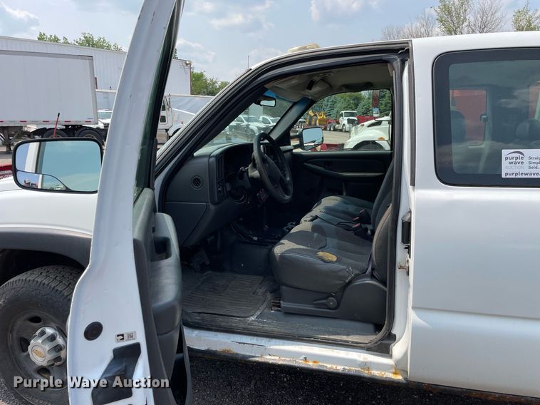 image for item DS8790 2004 Chevrolet Silverado 2500HD  Ext. Cab flatbed truck