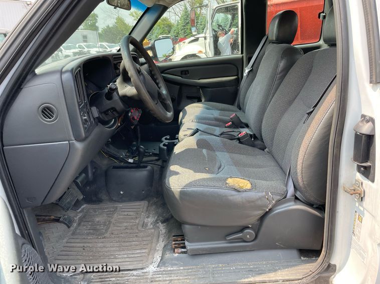 image for item DS8790 2004 Chevrolet Silverado 2500HD  Ext. Cab flatbed truck