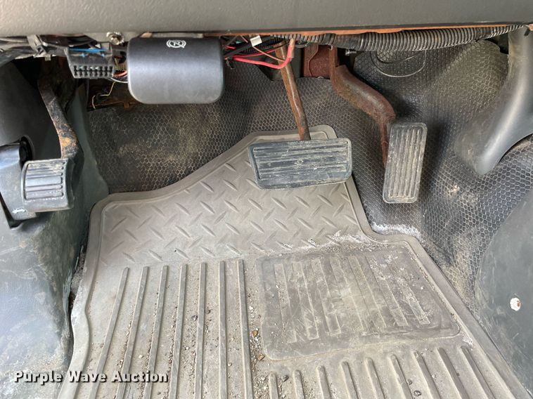 image for item DS8790 2004 Chevrolet Silverado 2500HD  Ext. Cab flatbed truck