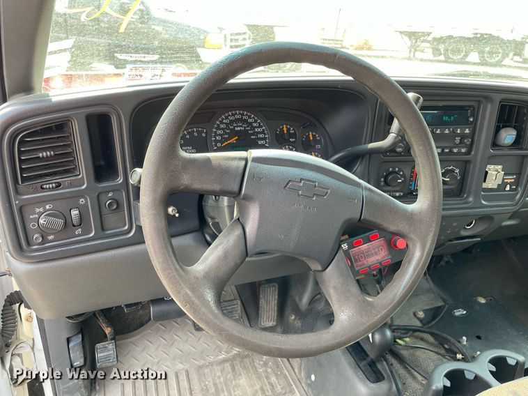 image for item DS8790 2004 Chevrolet Silverado 2500HD  Ext. Cab flatbed truck