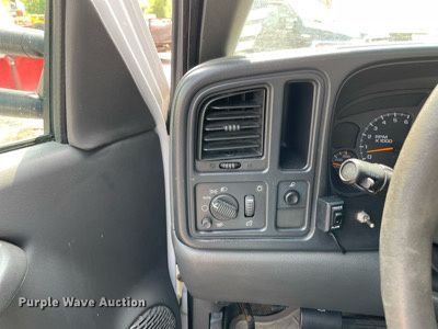 image for item DS8790 2004 Chevrolet Silverado 2500HD  Ext. Cab flatbed truck