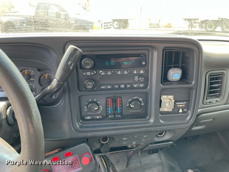 image for item DS8790 2004 Chevrolet Silverado 2500HD  Ext. Cab flatbed truck