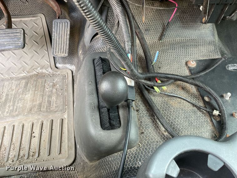 image for item DS8790 2004 Chevrolet Silverado 2500HD  Ext. Cab flatbed truck