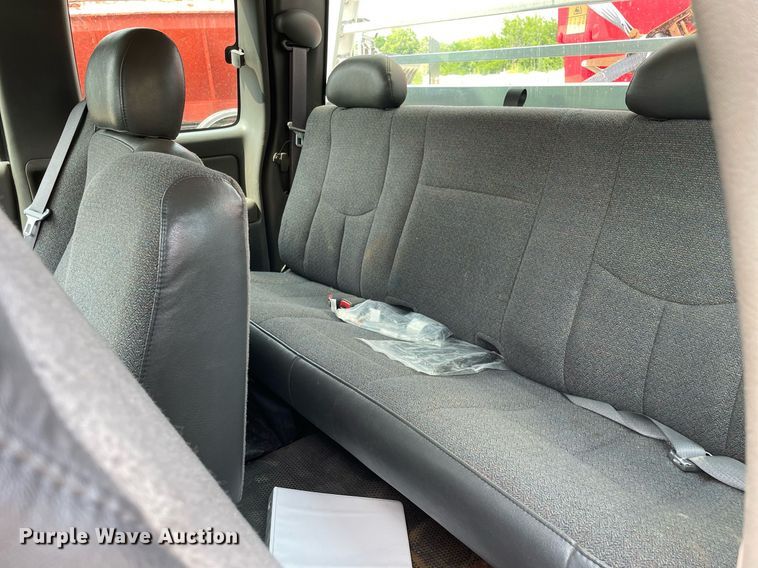 image for item DS8790 2004 Chevrolet Silverado 2500HD  Ext. Cab flatbed truck