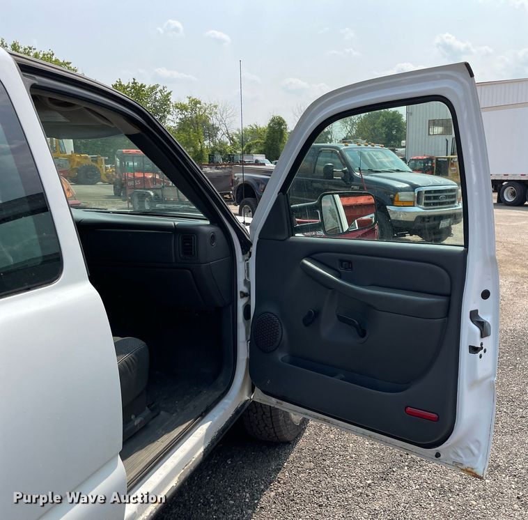 image for item DS8790 2004 Chevrolet Silverado 2500HD  Ext. Cab flatbed truck