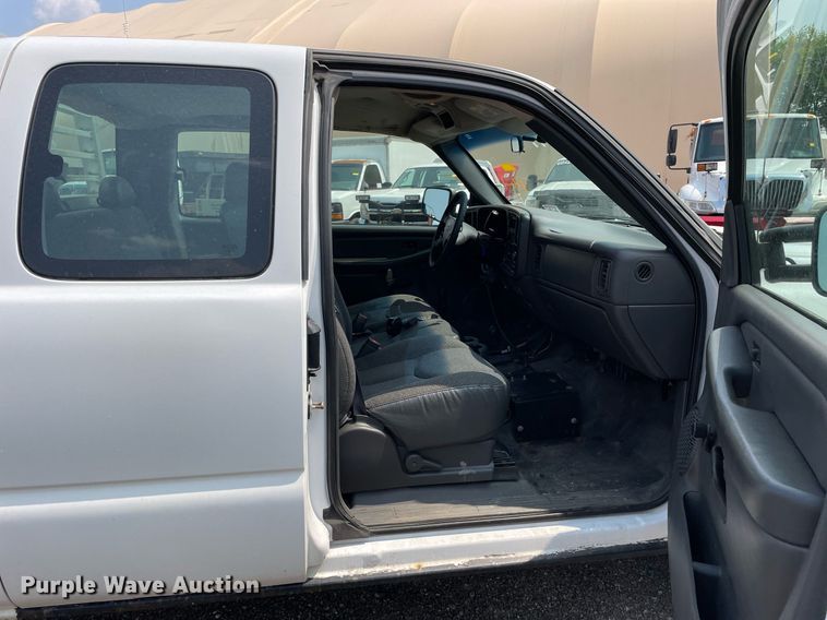 image for item DS8790 2004 Chevrolet Silverado 2500HD  Ext. Cab flatbed truck