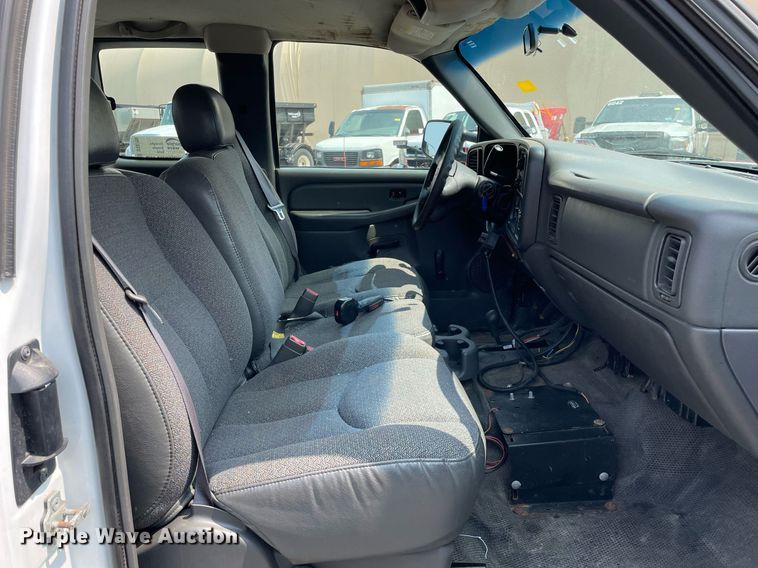 image for item DS8790 2004 Chevrolet Silverado 2500HD  Ext. Cab flatbed truck