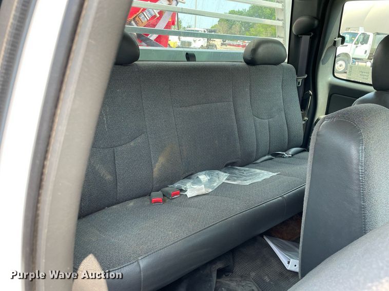 image for item DS8790 2004 Chevrolet Silverado 2500HD  Ext. Cab flatbed truck