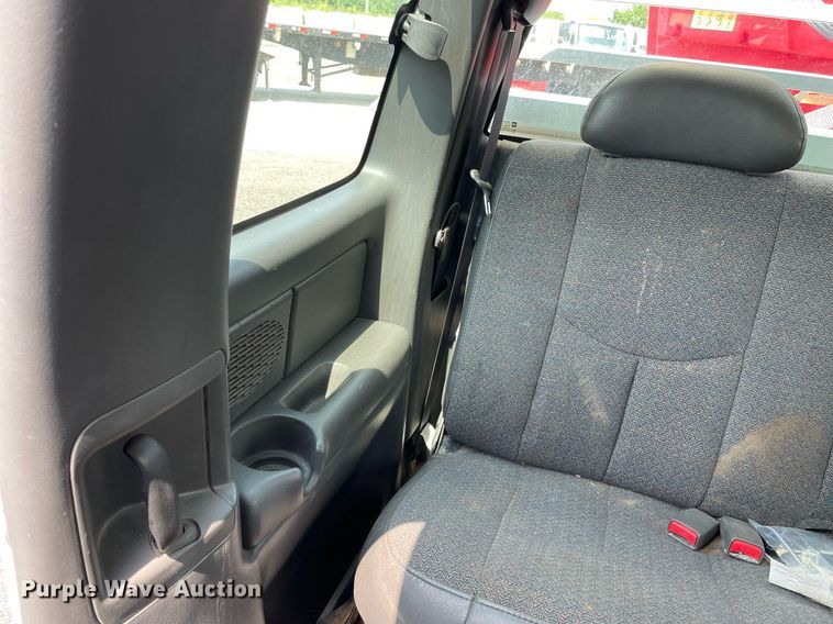 image for item DS8790 2004 Chevrolet Silverado 2500HD  Ext. Cab flatbed truck