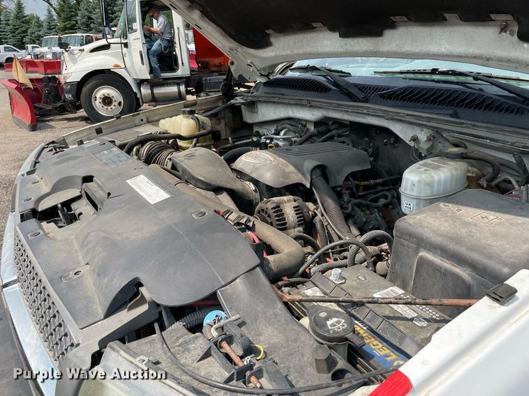 image for item DS8790 2004 Chevrolet Silverado 2500HD  Ext. Cab flatbed truck