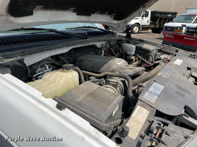 image for item DS8790 2004 Chevrolet Silverado 2500HD  Ext. Cab flatbed truck