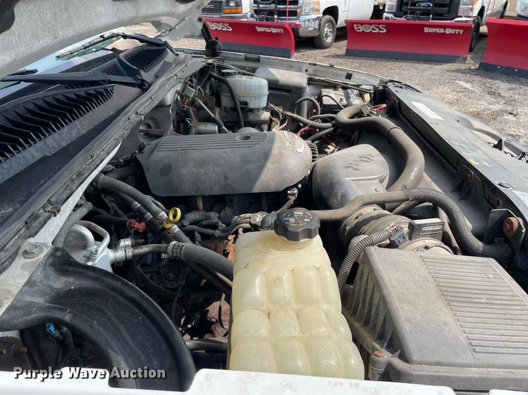 image for item DS8790 2004 Chevrolet Silverado 2500HD  Ext. Cab flatbed truck