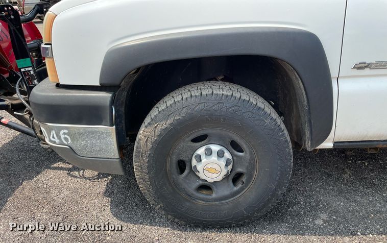 image for item DS8790 2004 Chevrolet Silverado 2500HD  Ext. Cab flatbed truck