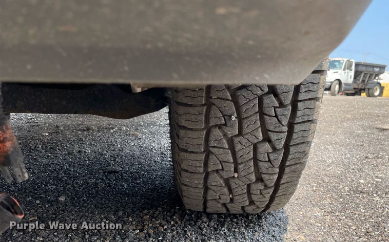 image for item DS8790 2004 Chevrolet Silverado 2500HD  Ext. Cab flatbed truck