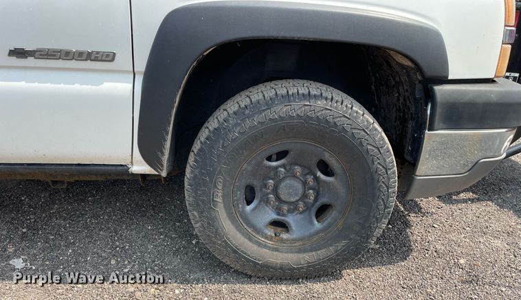 image for item DS8790 2004 Chevrolet Silverado 2500HD  Ext. Cab flatbed truck