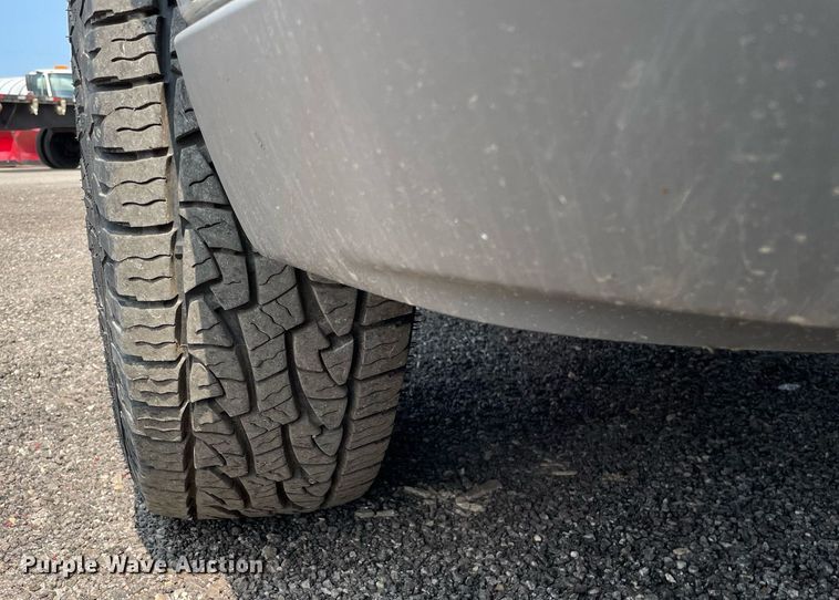 image for item DS8790 2004 Chevrolet Silverado 2500HD  Ext. Cab flatbed truck