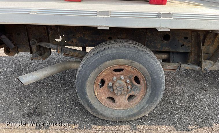 image for item DS8790 2004 Chevrolet Silverado 2500HD  Ext. Cab flatbed truck