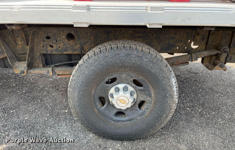 image for item DS8790 2004 Chevrolet Silverado 2500HD  Ext. Cab flatbed truck