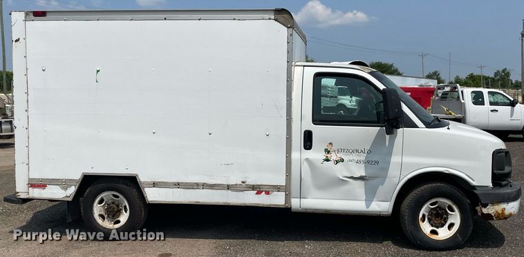 image for item DS8791 2004 GMC Savana 3500  box truck