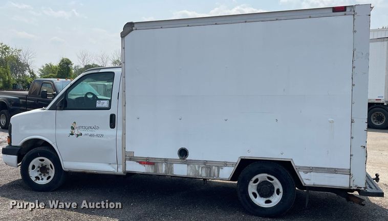 image for item DS8791 2004 GMC Savana 3500  box truck
