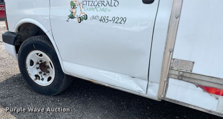 image for item DS8791 2004 GMC Savana 3500  box truck