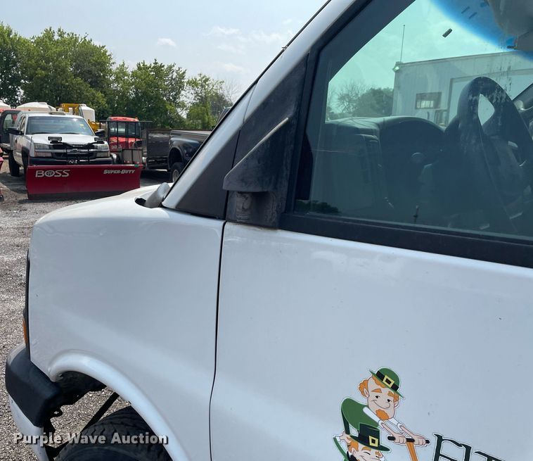 image for item DS8791 2004 GMC Savana 3500  box truck