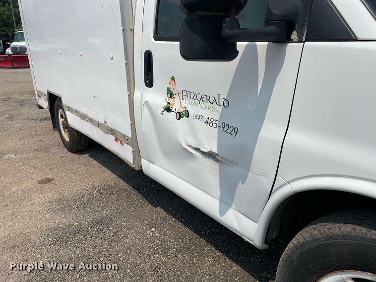 image for item DS8791 2004 GMC Savana 3500  box truck