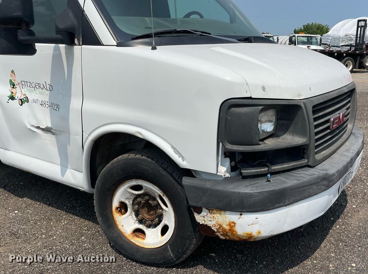 image for item DS8791 2004 GMC Savana 3500  box truck