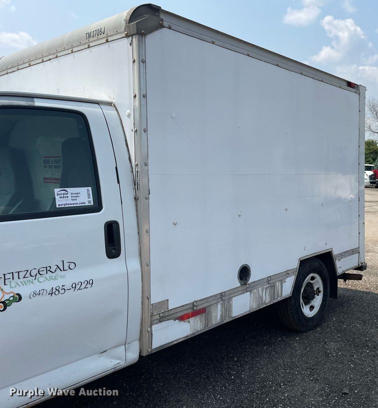 image for item DS8791 2004 GMC Savana 3500  box truck