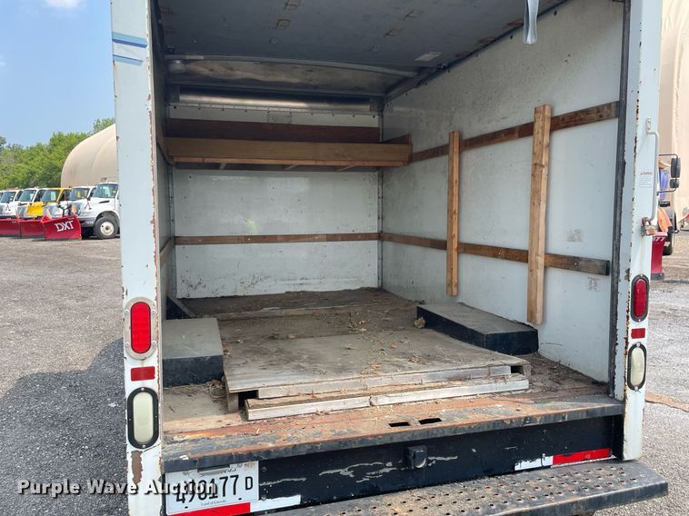 image for item DS8791 2004 GMC Savana 3500  box truck