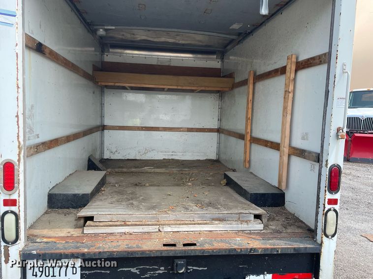 image for item DS8791 2004 GMC Savana 3500  box truck