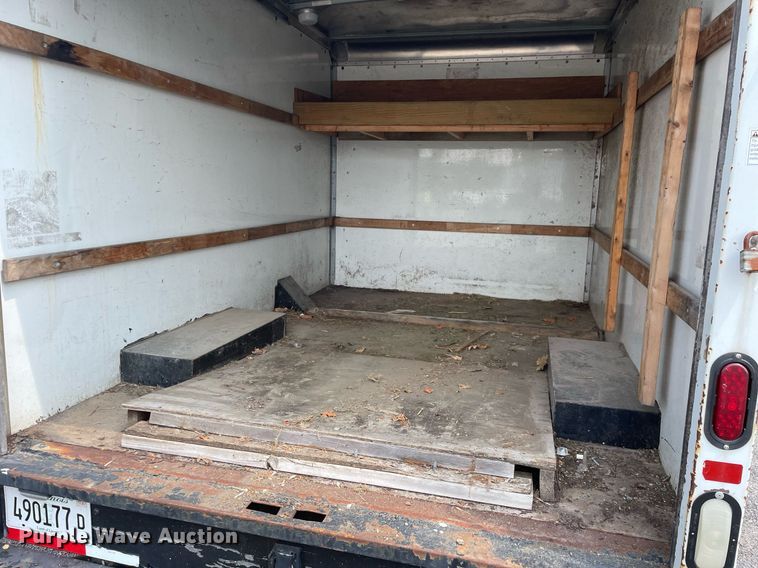 image for item DS8791 2004 GMC Savana 3500  box truck