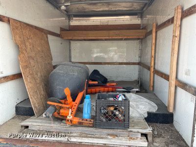 image for item DS8791 2004 GMC Savana 3500  box truck