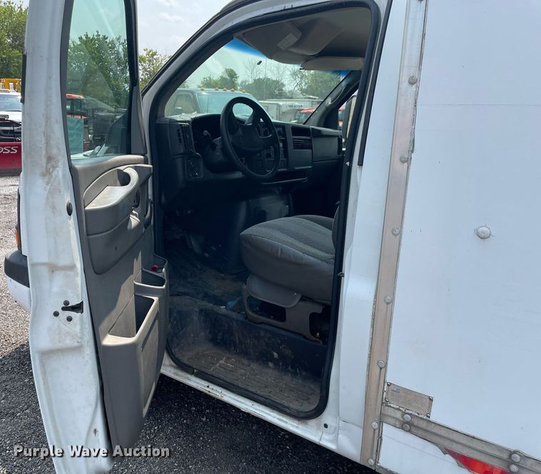 image for item DS8791 2004 GMC Savana 3500  box truck