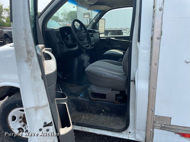 image for item DS8791 2004 GMC Savana 3500  box truck