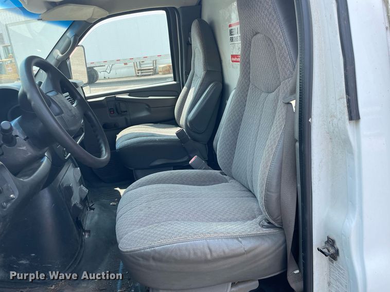 image for item DS8791 2004 GMC Savana 3500  box truck