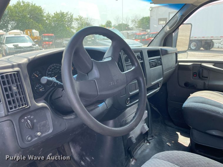 image for item DS8791 2004 GMC Savana 3500  box truck