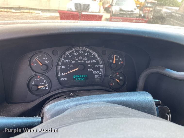 image for item DS8791 2004 GMC Savana 3500  box truck