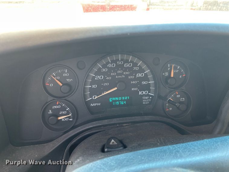 image for item DS8791 2004 GMC Savana 3500  box truck