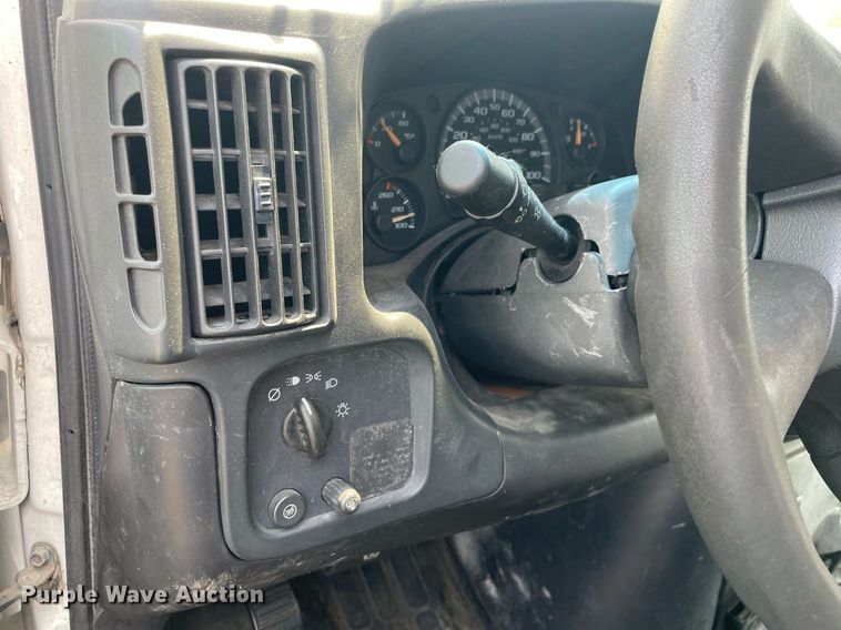 image for item DS8791 2004 GMC Savana 3500  box truck