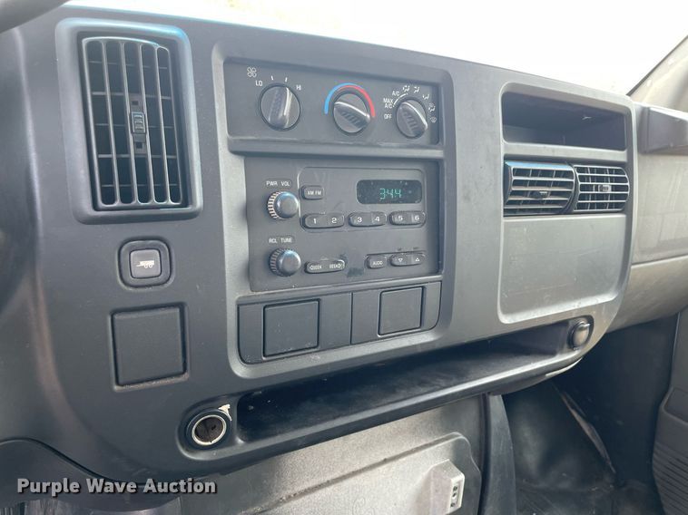 image for item DS8791 2004 GMC Savana 3500  box truck