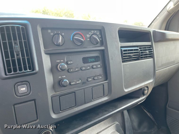 image for item DS8791 2004 GMC Savana 3500  box truck