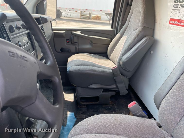 image for item DS8791 2004 GMC Savana 3500  box truck