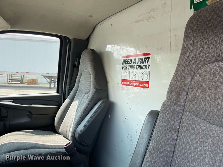 image for item DS8791 2004 GMC Savana 3500  box truck