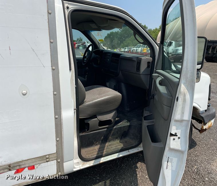 image for item DS8791 2004 GMC Savana 3500  box truck